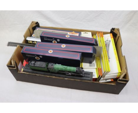 Quantity of OO gauge model railway to include boxed and unboxed track, 4 x Hornby Pullman coaches in Bachmann boxes and 4 x m