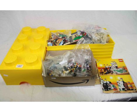 Lego - Original Lego Egypt and Castles set (unchecked) with accessories plus a quantity of various Minifigures including Knig
