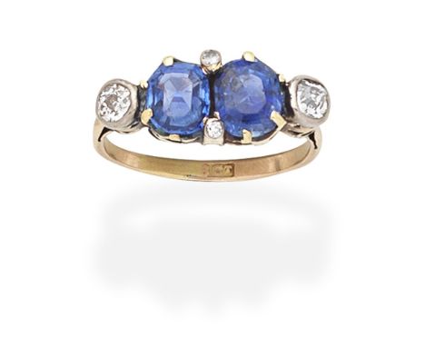 SAPPHIRE AND DIAMOND RINGSet with two cushion-shaped sapphires, between two cushion-shaped diamonds, with single-cut diamond 