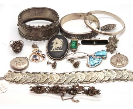 A mixed lot of silver jewellery, to include a late 19th century Etruscan revival silver bangle hallmarked Birmingham 1883, 28