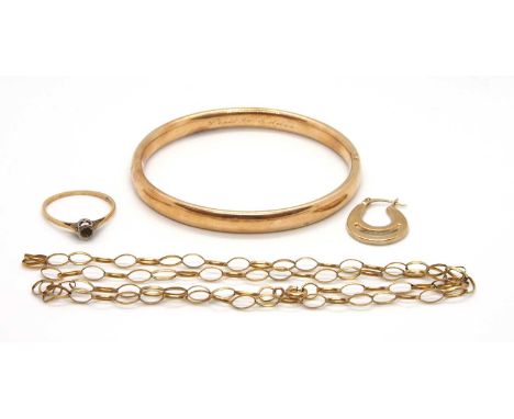 A mixed lot of gold and yellow metal jewellery: to include an unmarked hinged yellow metal bangle with personal inscription t