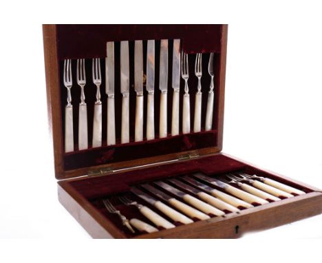 SET OF TWELVE EDWARDIAN SILVER AND MOTHER OF PEARL HANDLED FRUIT KNIVES AND FORKSmaker Elkington & Co Ltd, Birmingham 1904, i