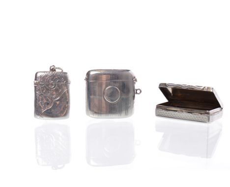 VICTORIAN SILVER PILL BOXmaker Edward Smith, Birmingham 1852, with engine turned design, central shield engraved with initial