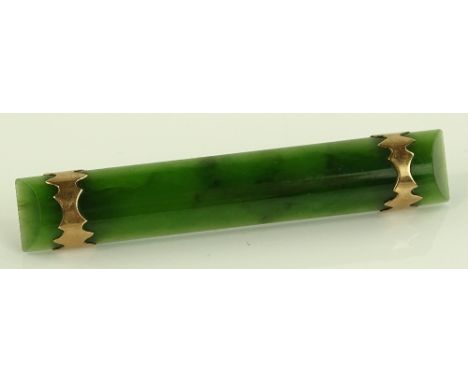 A 9ct gold mounted jade bar brooch, length 52.4mm, 5.4g