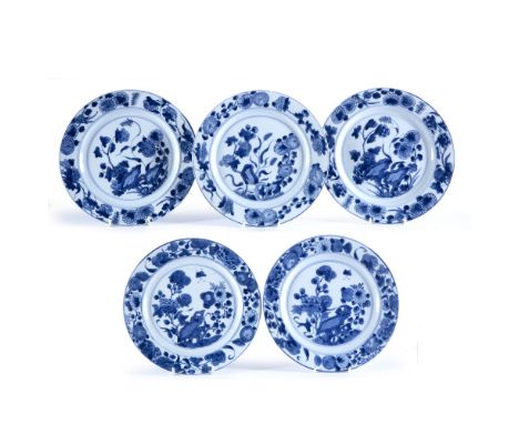 Five blue and white plates Chinese, Kangxi (1662-1722) decorated to the outside with a central panel in blue with flowers, bu
