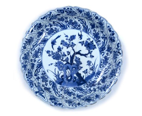 Blue and white bowl Chinese, Kangxi (1662-1722) decorated to the centre with birds and flowers on a rocky outcrop, with a rep