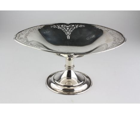 A George V silver comport, the oval bowl with foliate pierced border, maker's mark HA, Sheffield 1913, 335grms