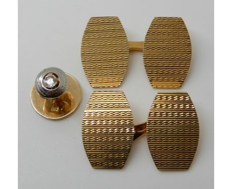 A PAIR OF 18CT GOLD CUFFLINKS AND A DIAMOND SET STUD with all over engine turned decoration, with Italian hallmarks, head siz