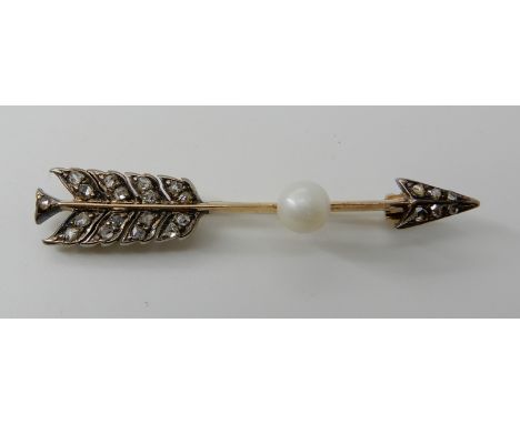 A YELLOW AND WHITE METAL DIAMOND AND PEARL ARROW BROOCH set with rose cut diamonds to the head and the feather and a pearl ap