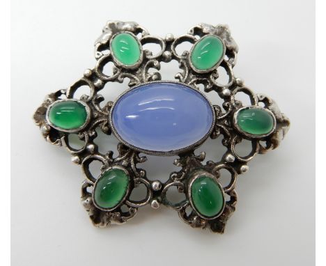 A BROOCH IN THE STYLE OF SIBYL DUNLOP set with a blue agate of approx 14.2mm x 10.2mm, with further green agates set to the p