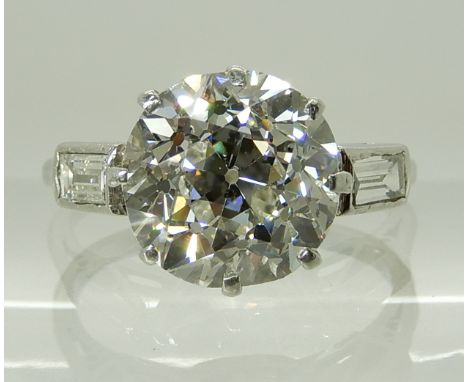 A SUBSTANTIAL OLD CUT DIAMOND RING dimensions 8.89mm x 9.01mm x 6.32mm diamond estimated approx 3.2cts set throughout in whit