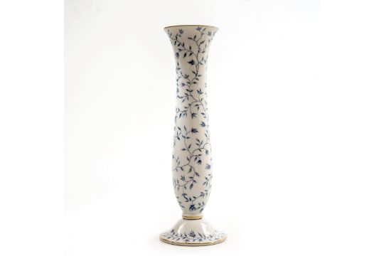 Balustervase, FürstenbergFuß und hoher schlanker Korpus mit bewegten