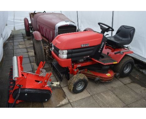 A WESTWOOD S1400 PETROL RIDE ON LAWNMOWER, fitted with Briggs & Stratton 14.5hp engine and a scarifying attachment (key)