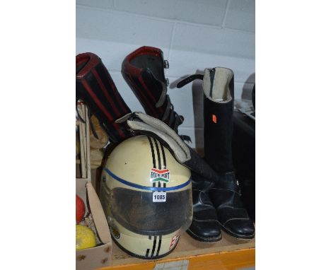 TWO PAIRS OF MOTORCYCLE BOOTS, one pair Frank Thomas and a vintage Boeri Sport full faced helmet (5)