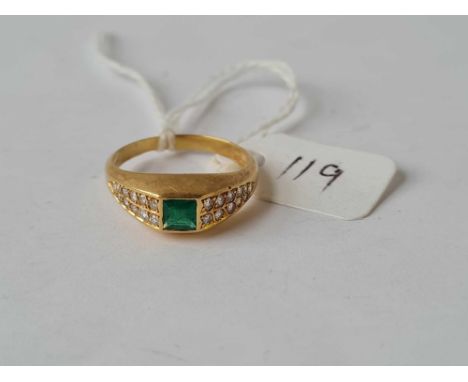 A VINTAGE SQUARE COLUMBIAN EMERALD RING WITH DIAMOND LEAF SHOULDERS (11 stones each) SET IN HIGH CARAT - size N - 3.3gms