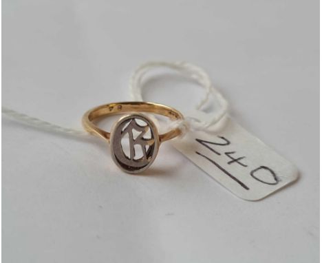 An initialled ring in 9ct - size G.5