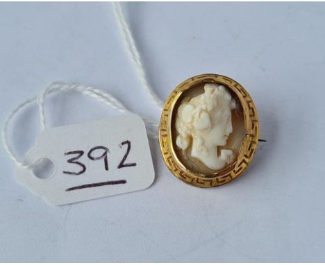 A vintage gold mounted bacchante cameo brooch - 3.2gms