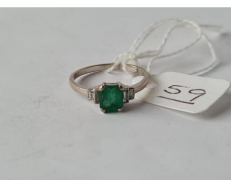 A white gold diamond &amp; emerald ring (slight flaw in corner) in 18ct gold - size O - 3gms