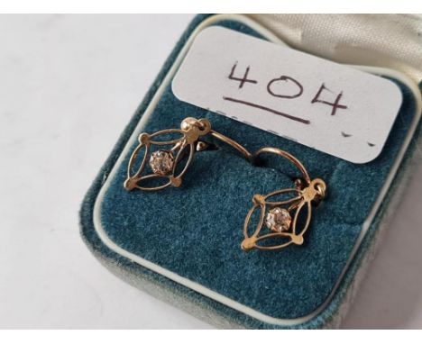 A pair of screw back vintage earrings in 9ct - boxed 