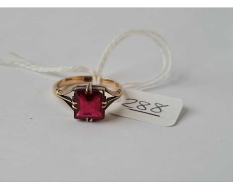 A red stone ring in 9ct - size O.5 - 3.1gms