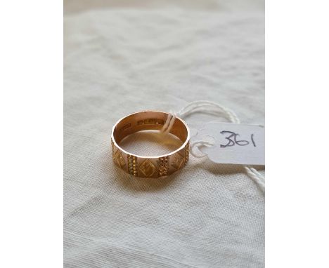 AN UNUSUAL ANTIQUE CHASED 9CT WEDDING RING - B'ham 1902 - size V