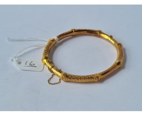 A good hinged bangle in 9ct - 9.4gms