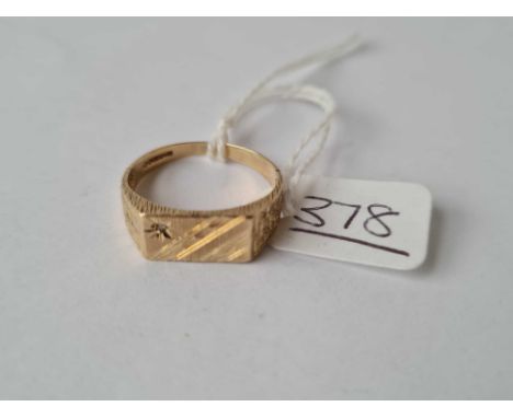 A gents oblong signet ring in 9ct - size S - 2.4gms