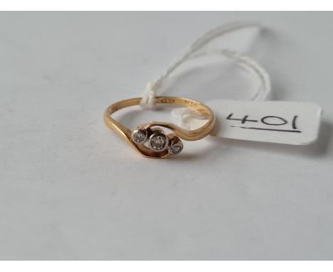 A diamond trilogy swirl ring in 18ct gold - size K.5 - 1.7gms