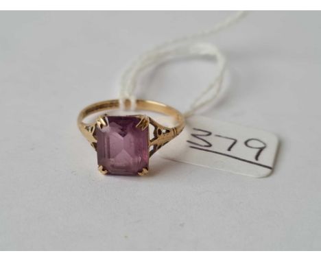 A purple stone dress ring in 9ct - size N - 1.9gms