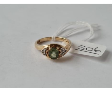 A green sapphire &amp; diamond ring in the shape of 2 hearts either side of main stone in 9ct - size N - 2.9gms