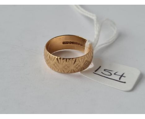 A star cut wedding band in 9ct - size K - 3.3gms