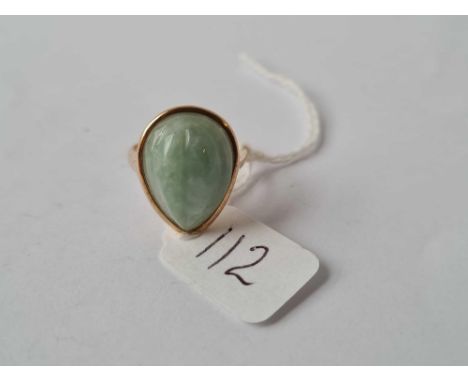A carved Scarab shaped jade ring in 9ct - size N.5 - 4.1gms