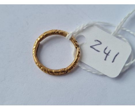 A Victorian gold embossed split ring - size F - 1.7gm