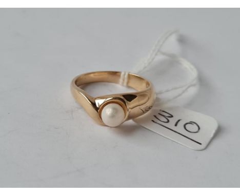 A pearl ring in 9ct - size Q - 3.6gms