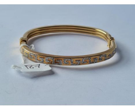 A fancy engraved hinged 9ct bangle 9.3g
