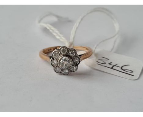 A DIAMOND DAISY HEAD RING IN 18CT GOLD - size L - 3gms