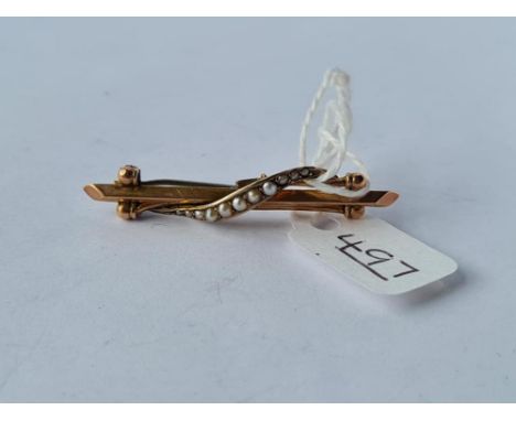 A gold seed pearl bar brooch in 9ct - 2gms