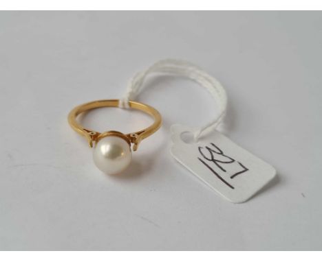 A pearl set ring in 18ct gold - size N.5 - 3.5gms