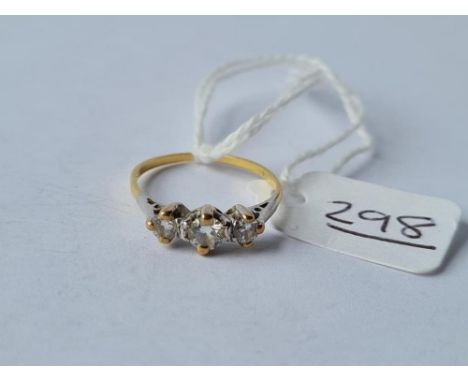 A diamond trilogy ring (0.40 carat) in 9ct - size J - 1.5gms