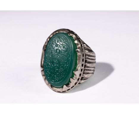 **NO RESERVE**An Islamic Green Agate Silver Ring with Calligraphic Inscription.This silver ring featuring a green agate gemst