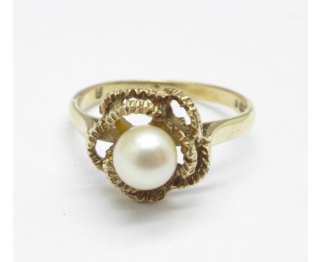 A 9ct gold and pearl ring, 2.1g, M 