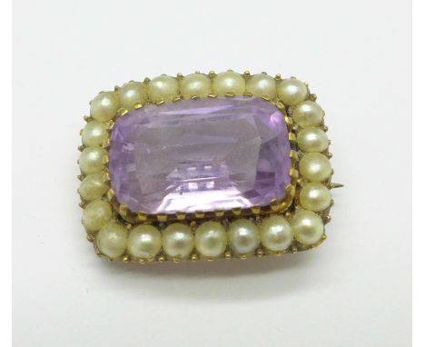 An amethyst and seed pearl set brooch, 4.5g 