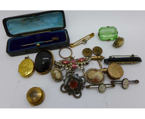 Vintage jewellery including a jet and seed pearl brooch, other brooches, etc. 