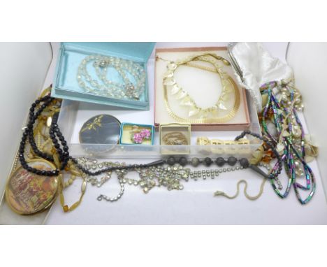 Vintage jewellery, compacts, etc. 