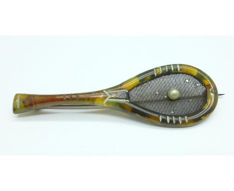 A novelty Edwardian tortoiseshell and pearl tennis racquet brooch, a/f 
