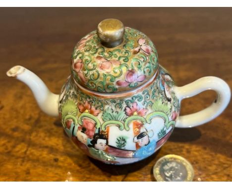 SMALL ORIENTAL FAMILLE ROSE TEAPOT, APPROXIMATELY 9cm HIGH