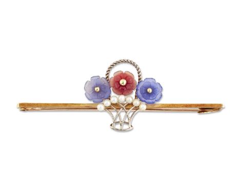 AN EARLY 20TH CENTURY PATE DE VERRE GIARDINETTO BAR BROOCH, three flowerheads in red and blue to a seed pearl and wire frame 