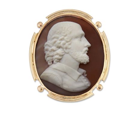 A LATE 19TH CENTURY SHELL CAMEO BROOCH, depicting the bust of William Shakespeare, in a fancy beaded frame. 5.2cm by 4.2cmSom