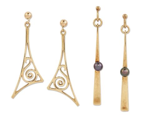 A PAIR OF 9 CARAT GOLD CULTURED PEARL PENDANT EARRINGS, angular taping bars set with black cultured pearls, hallmarked London