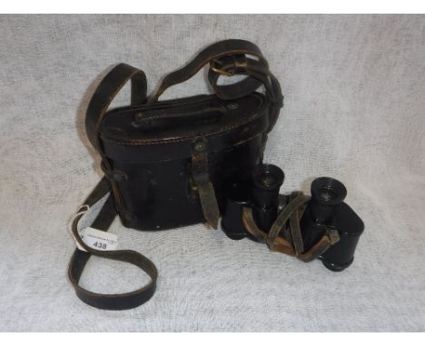 A SMALL PAIR OF FIRST WORLD WAR BINOCULARS in leather case